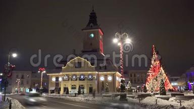 罗马尼亚，特兰西瓦尼亚，圣诞冬季故事城，timelapse，布拉索夫市中心，汽车和人群<strong>快速行驶</strong>